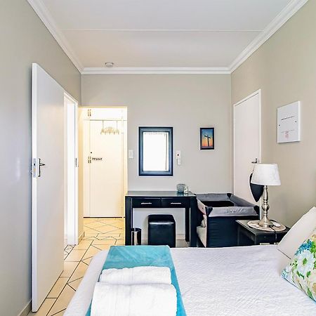 Leozet Self Catering Apartment Претория Екстериор снимка