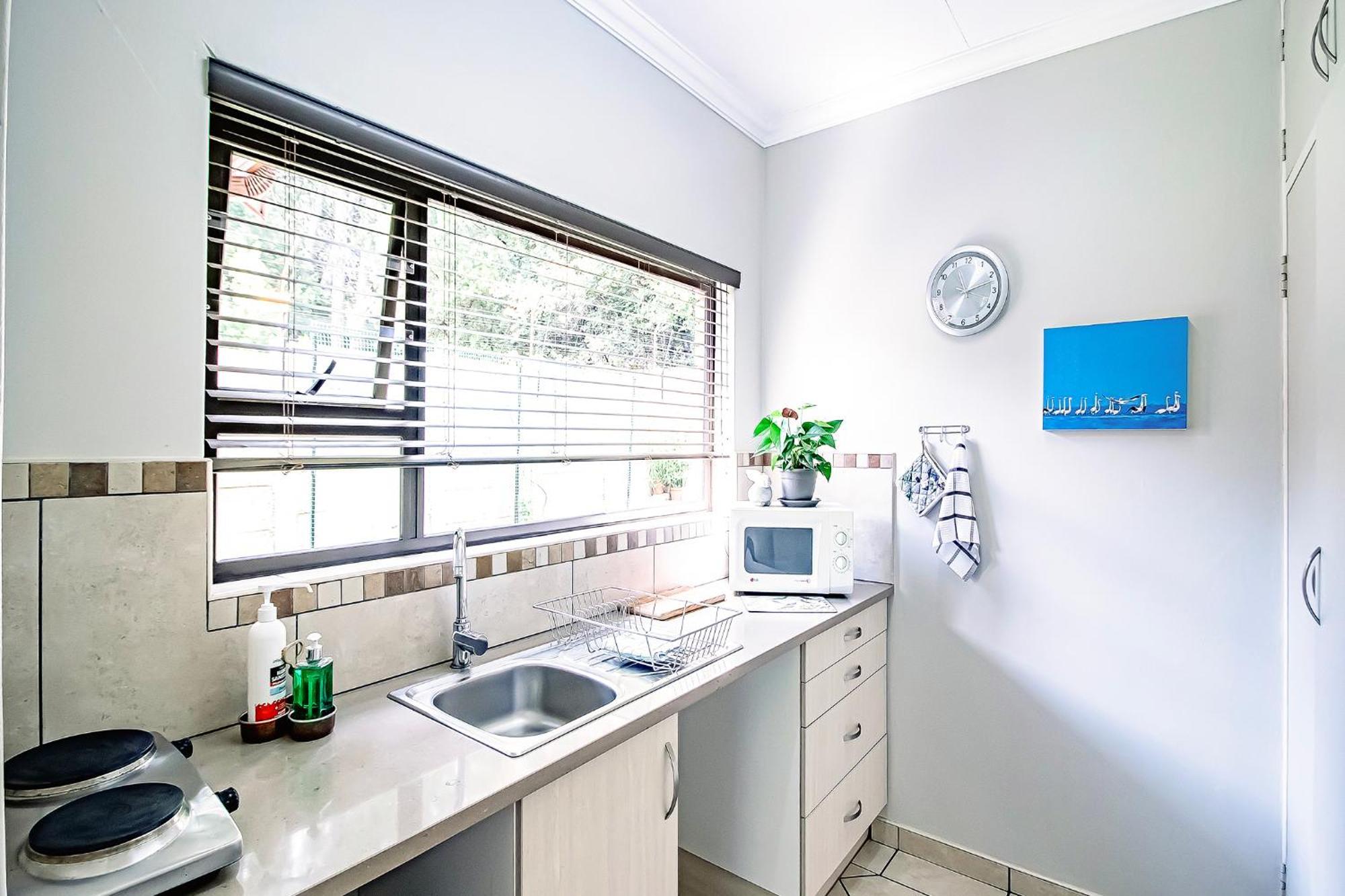 Leozet Self Catering Apartment Претория Екстериор снимка