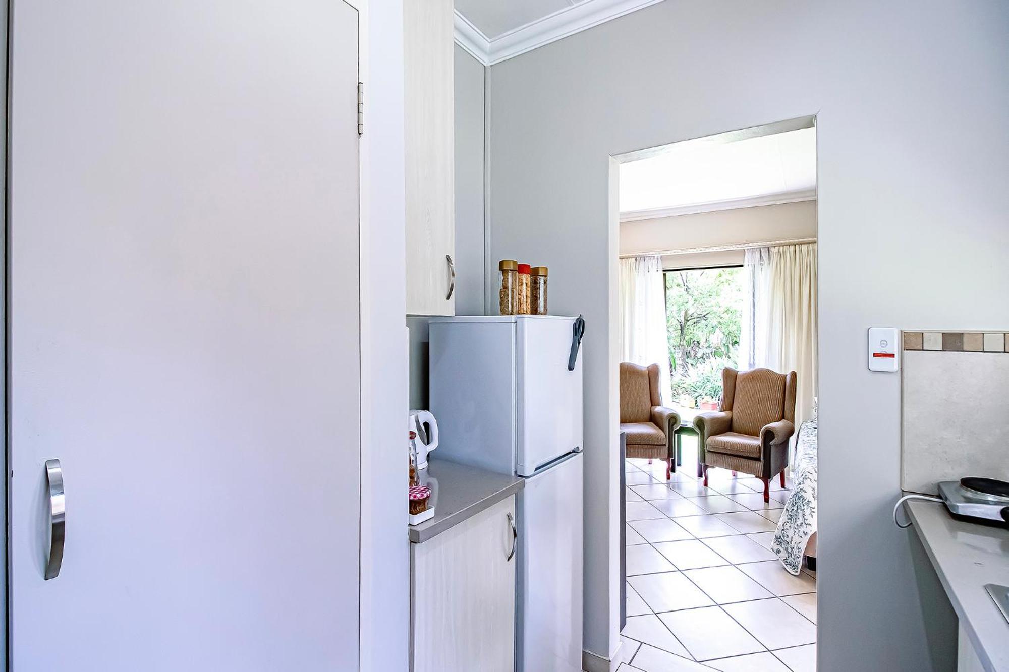 Leozet Self Catering Apartment Претория Екстериор снимка